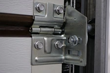 Крепеж из качественной стали для гаражных ворот Алютех